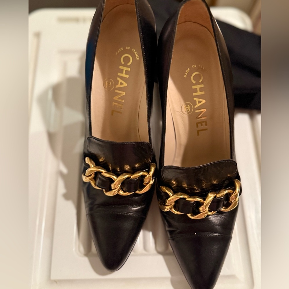CHANEL Black and Gold Chain stunning heels